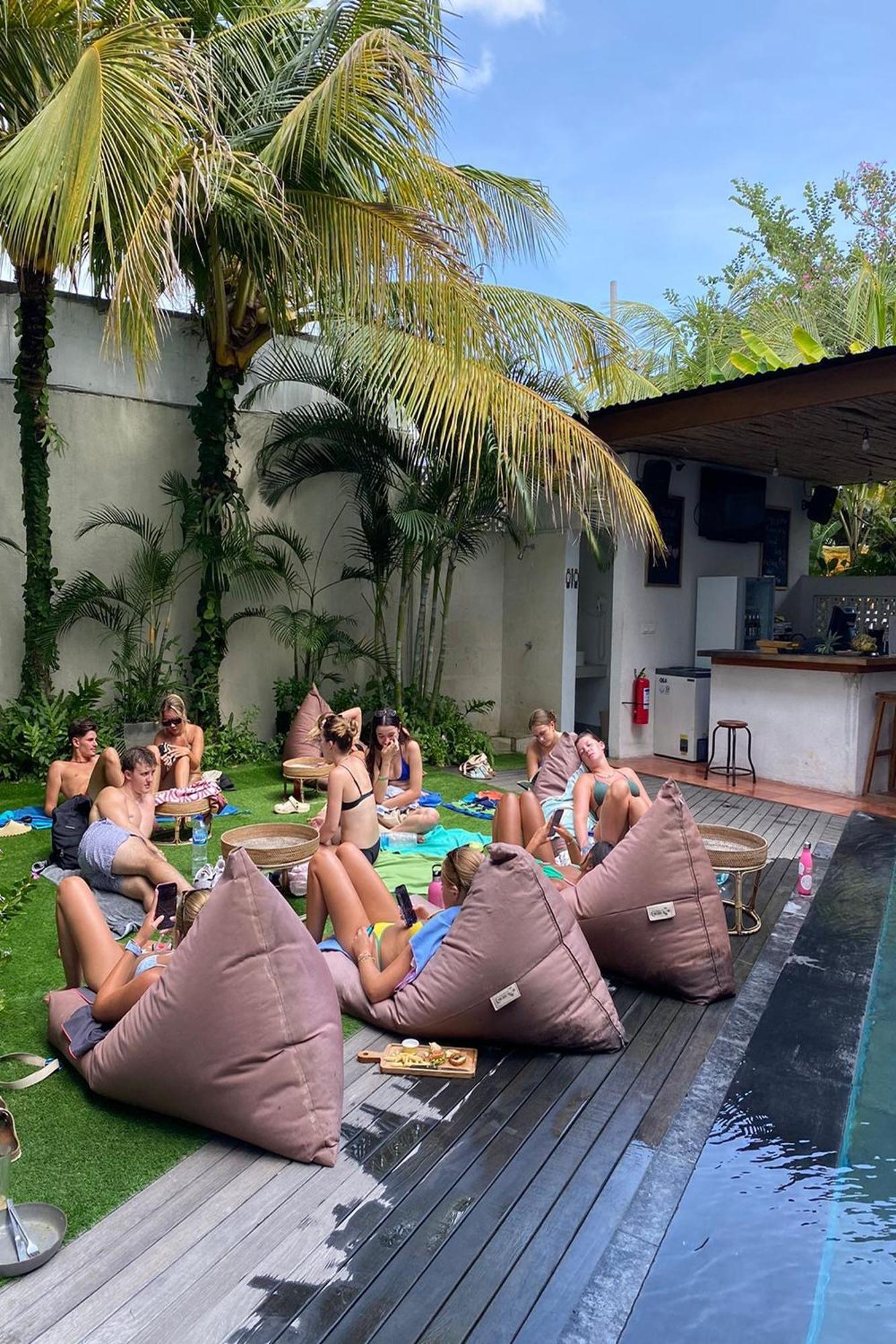 Coco & Pineapple Pants Hostel Canggu  Exterior photo